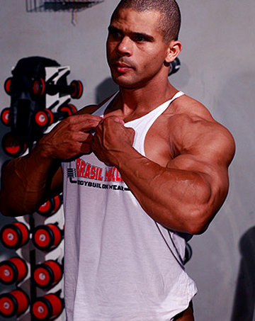 Shy Straight Pro Bodybuilder Jerks off on the gym floor!