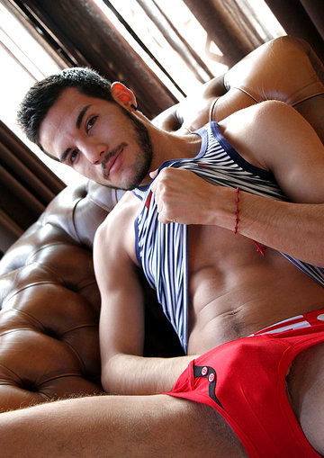 Spanish Personal Trainer Nicolas Cruz meets Zac